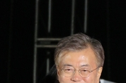 [M포토] 광화문에서 미소 짓는 문재인