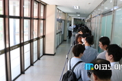 [M포토] 박 전 대통령 재판 방청, 길게 늘어선 줄