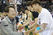 [M포토] 조희연 교육감, 심장병어린이돕기 '한기범 희망농구 올스타' 찾아
