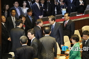[M포토] 문재인 대통령과 인사하는 김무성 바른정당 의원