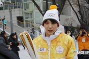 [M포토] 'VIXX 레오'와 함께 하는 평창올림픽 성화 봉송