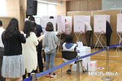 [M포토] 사전투표 시작...‘미래 바꿀 한 표’ 선사하세요