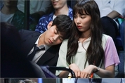 ‘마녀의 사랑’ 윤소희·이홍빈, 버스 안 초밀착 어깨베개...무슨 일?