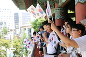 [M포토] 73주년 광복절 맞아 보신각 가득 메운 태극기 물결...