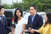 [M포토] 김부선, 변호인 강용석과 함께 경찰 출석