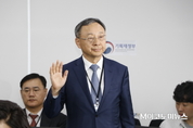 [M포토] ‘진실만을’...증인 선서하는 황창규 KT 회장