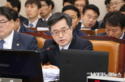 [M포토] 의원들의 질의에 답하는 김동연 부총리