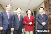 [M포토] '한국당 새 원내대표' 김학용 vs 나경원, 결국 누가 웃을까