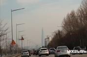 [M포토] 미세먼지에 가려진 롯데월드타워