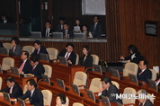 [M포토] ‘내일은 내 차례’...홍영표 교섭단체 대표연설 경청중인 나경원