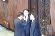 [M포토] ‘나경원 연설’에 몸싸움한 이철희–정양석...‘화해했어요’