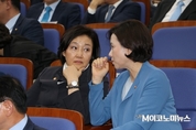[M포토] ‘민주당 새 원내대표 누구?’...대화하는 두 여성장관