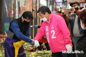 [M포토] 총선 D-8, 전통시장 찾은 도봉을 김선동 “함께 코로나 극복을”