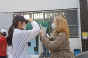 [M포토] 꼼꼼한 '발열체크'…소중한 한 표 행사하는 시민들