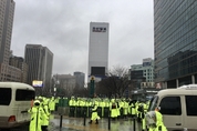 [M포토] '긴장감' 내리는 서울 광화문 광장