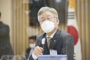 차기 대통령 적합도 조사, 이재명 24·윤석열 18 '양강 체제'