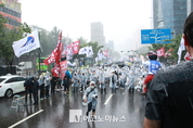 [M포토] "민영화 반대"...철도노조 빗속 행진