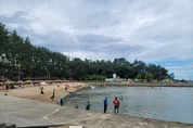 [M포토] 함평 돌머리해수욕장서 물놀이 즐기는 시민들
