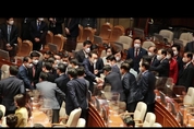 시정연설 마친 尹, 여당 의원들과 인사(풀영상)