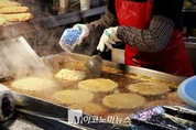 [M포토] 종로의 아침을 깨우는 광장시장 상인들