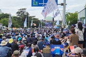 표결 앞 둔 국회 앞 "야당 탄압저지 vs 이재명 구속"...지지자들 몰려