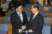 「M포토」 황우여·우원식, 국회지역균형발전포럼서 만나