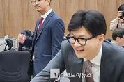 「M포토」 한동훈, 국회 소통관 찾아 기자들과 인사