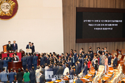 「M포토」 필리버스터 중지에 국민의힘 의원들 항의 및 퇴장