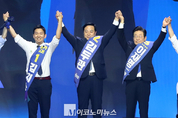 「M포토」 민주당 전당대회, 당대표 후보와 최고위원 후보들 인사