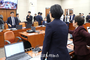 「M포토」 野 “김문수, 사과·퇴장” vs 與 “제차 사과 요구 지나쳐” 환노위 정회