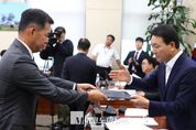 「M포토」 증인 선서문 제출하는 석종건 방위사업청장