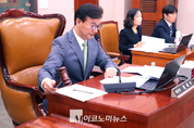 「M포토」 ‘최재혁·조대익’ 동행명령 의결 선포하는 전재수 문체위원장