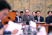 「M포토」 문체부 국감, 질의 답변하는 김효재 한국언론진흥재단 이사장