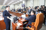 「M포토」 국회 운영위, 정회 선포에 반발하는 배준영 여당 간사
