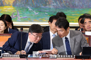 「M포토」 서민금융진흥원장과 이야기 나누는 이복현 금감원장