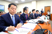 「M포토」 국감 출석한 윤석대 한국수자원공사 사장