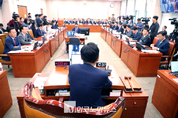 「M포토」 법사위, 여야 언쟁으로 국감 중지