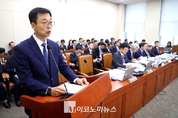 「M포토」 업무 보고하는 김일권 한국원산지정보원장