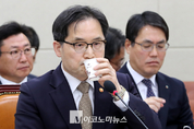 「M포토」 물 마시는 한기정 공정거래위원장