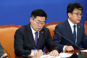 「M포토」 원내대책회의에서 경청하는 박찬대 원내대표