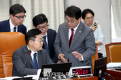 「M포토」 국회 운영위, 대화하는 박찬대 위원장과 배준영 간사