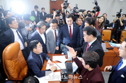 「M포토」 국회 운영위, 시작부터 충돌