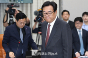 「M포토」 증인 선서문 전달하고 자리로 돌아가는 정진석 대통령 비서실장