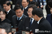 「M포토」 미소 지으며...이재명 대표 '위증교사 1심 선고 공판 출석'