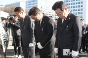 「M포토」 묵념하는 국회의장과 여야 대표