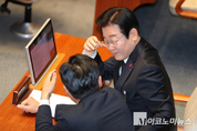 「M포토」 국회 본회의에서 이야기 나누는 이재명
