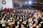 「M포토」 묵념하는 국회의원들