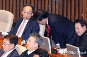 「M포토」 이야기 나누는 추경호