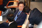「M포토」 이야기 나누는 이재명