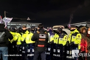 [M포토] 국회 앞에 몰려든 시민들 "비상계엄 철폐하라" 외쳐